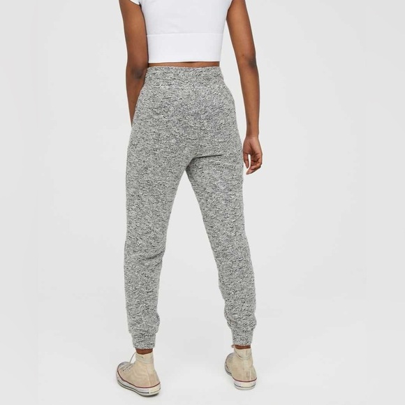 Aerie Offline Snowday Textured Woven Jogger - Picture 3 of 11